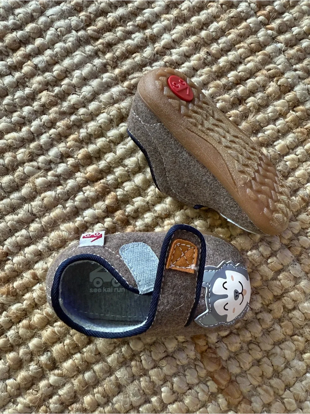 See Kai Run Cruz II Easy-On Felt Slippers Brown Husky Dog Shoes Sz 4 - LIKE NEW!